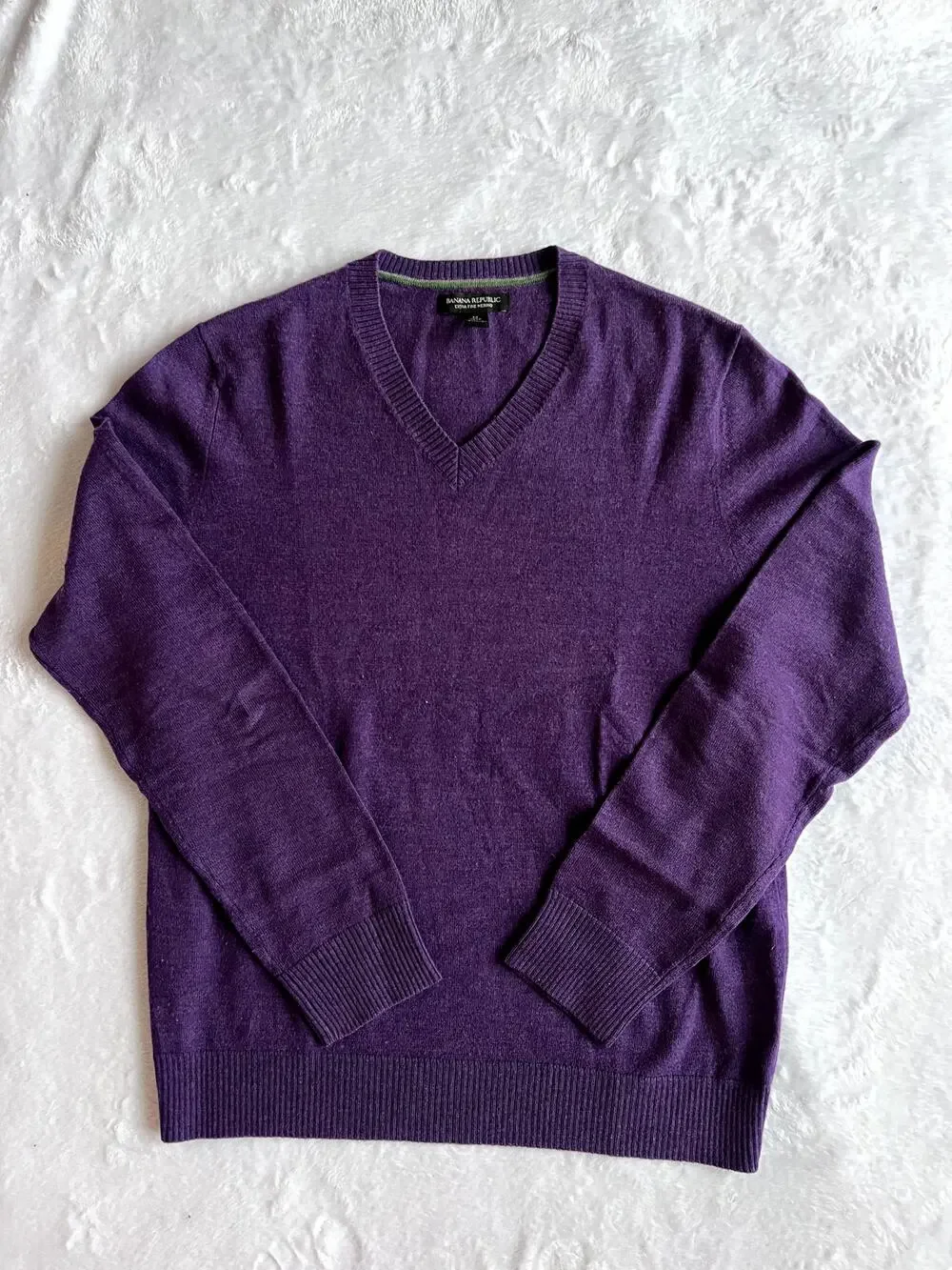 Banana Republic Purple Merino Wool V Neck Sweater Men’s Medium